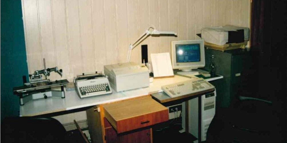 Büro mit Schreibmaschine, Fax und Computer