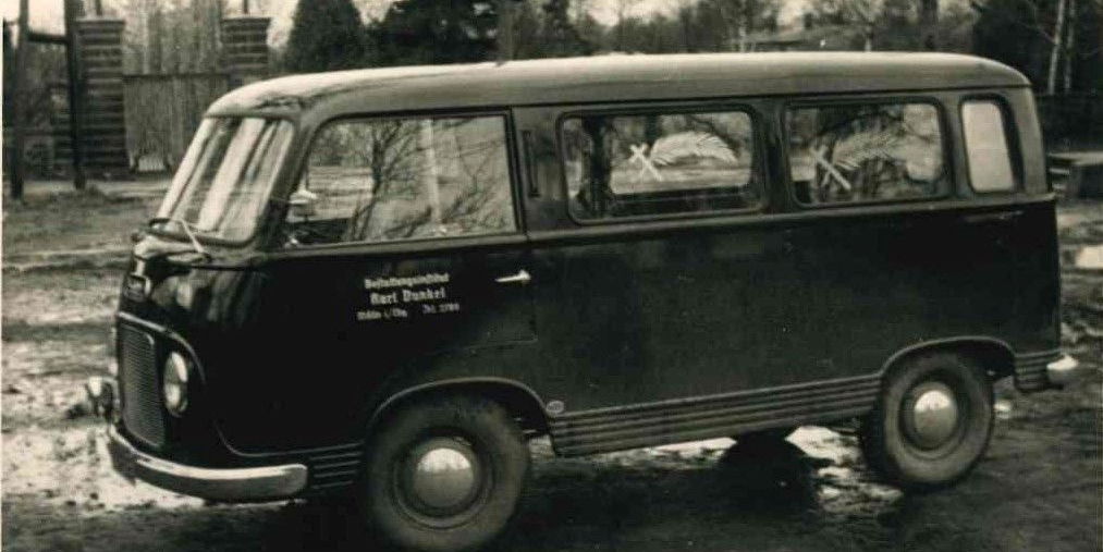 Historisches Foto eines Bestattungswagens